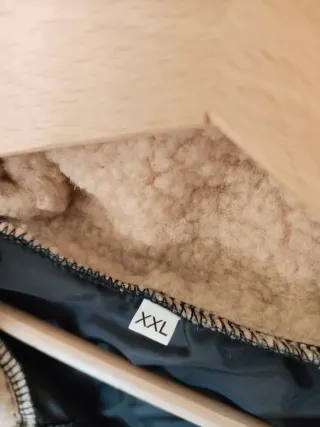 Cazadora negra con rayas multicolor