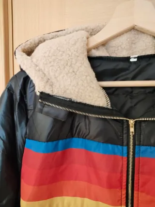 Cazadora negra con rayas multicolor