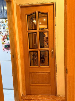 Puerta de madera con cristal decorado