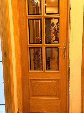 Puerta de madera con cristal decorado