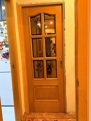 Puerta de madera con cristal decorado