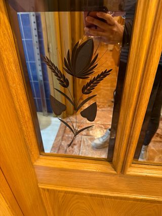 Puerta de madera con cristal decorado