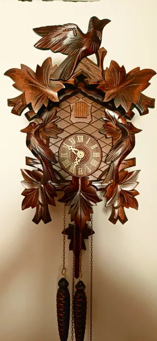 Orologio a cucù in legno intagliato