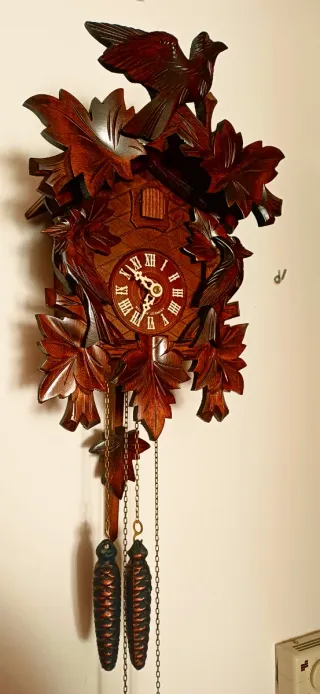 Orologio a cucù in legno intagliato