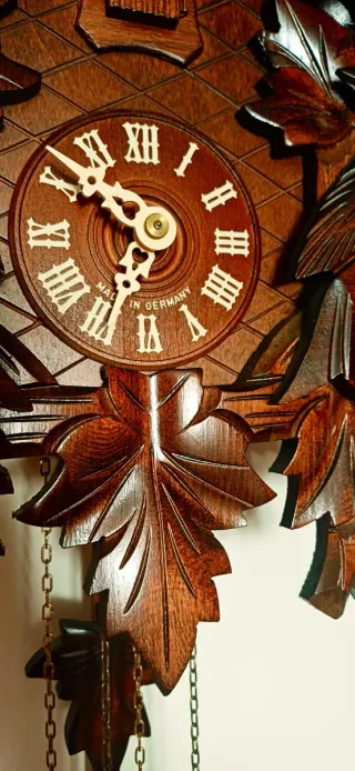 Orologio a cucù in legno intagliato