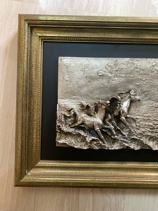 Cuadro de caballos en relieve metal dorado