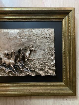 Cuadro de caballos en relieve metal dorado
