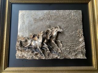Cuadro de caballos en relieve metal dorado