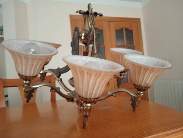 Lámpara antigua de metal y cristal