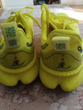 Zapatillas deportivas amarillas