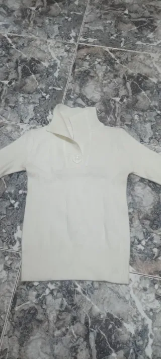 Jersey blanco cuello alto con botón. Talla S