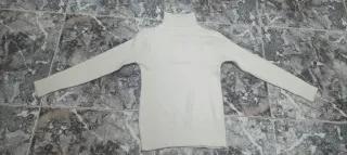 Jersey blanco cuello alto con botón. Talla S