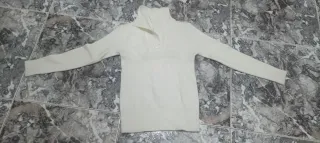 Jersey blanco cuello alto con botón. Talla S