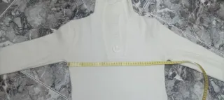 Jersey blanco cuello alto con botón. Talla S