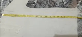 Jersey blanco cuello alto con botón. Talla S