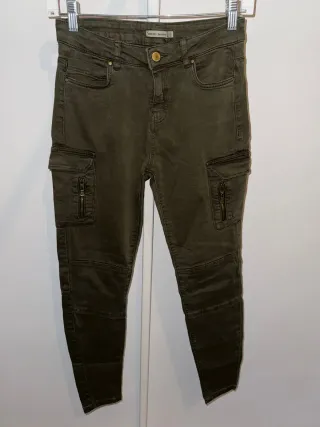 Vaqueros Bershka cargo verde militar talla 36