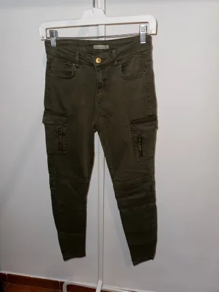 Vaqueros Bershka cargo verde militar talla 36