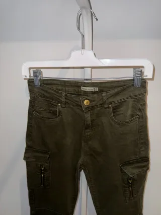 Vaqueros Bershka cargo verde militar talla 36