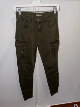 Vaqueros Bershka cargo verde militar talla 36