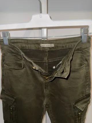 Vaqueros Bershka cargo verde militar talla 36