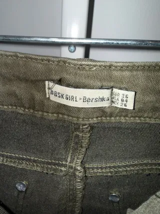 Vaqueros Bershka cargo verde militar talla 36