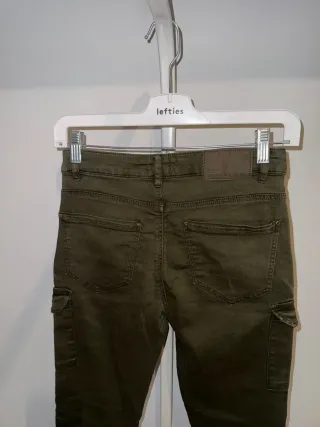 Vaqueros Bershka cargo verde militar talla 36