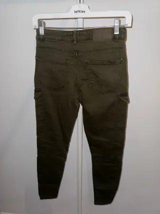 Vaqueros Bershka cargo verde militar talla 36