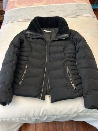 Plumas mujer negro con cuello de pelo