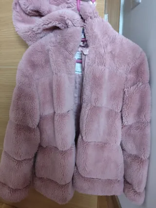 Abrigo rosa con capucha