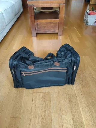 Bolsa de deporte negra y marrón