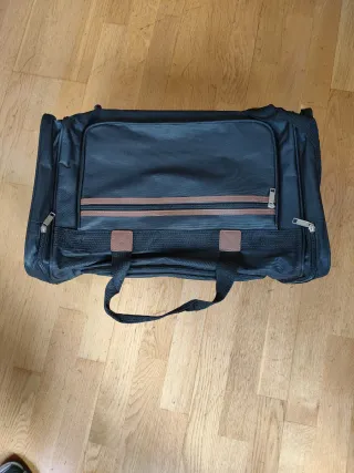 Bolsa de deporte negra y marrón