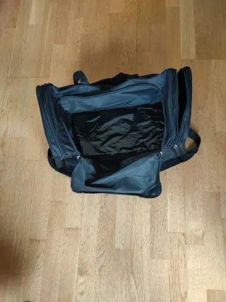 Bolsa de deporte negra y marrón