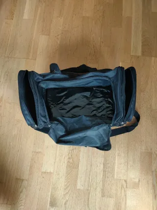 Bolsa de deporte negra y marrón