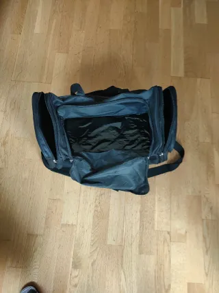 Bolsa de deporte negra y marrón