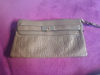 Bolso de mano gris con textura
