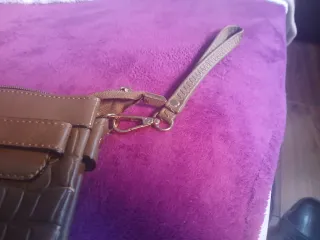 Bolso de mano gris con textura