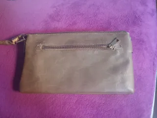 Bolso de mano gris con textura