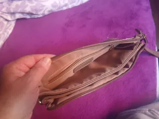 Bolso de mano gris con textura