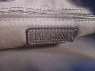 Bolso de mano gris con textura