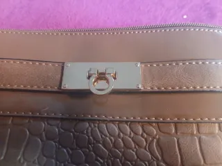 Bolso de mano gris con textura