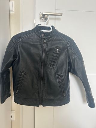 Cazadora Zara niño negra 122 cm