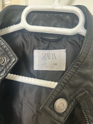 Cazadora Zara niño negra 122 cm