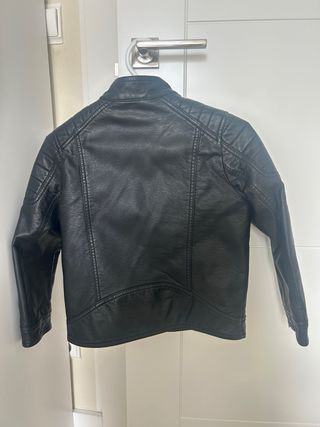 Cazadora Zara niño negra 122 cm