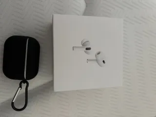 AirPods Pro 2 con funda y cable