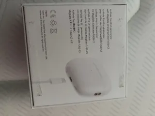 AirPods Pro 2 con funda y cable
