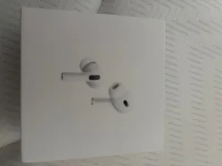 AirPods Pro 2 con funda y cable