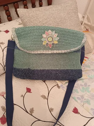 Bolso tejido a mano con flor
