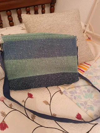 Bolso tejido a mano con flor