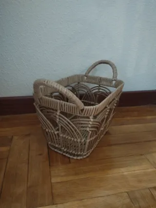 Cesta de mimbre decorativa beige.