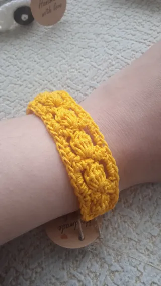 Pulsera crochet amarilla hecha a mano
